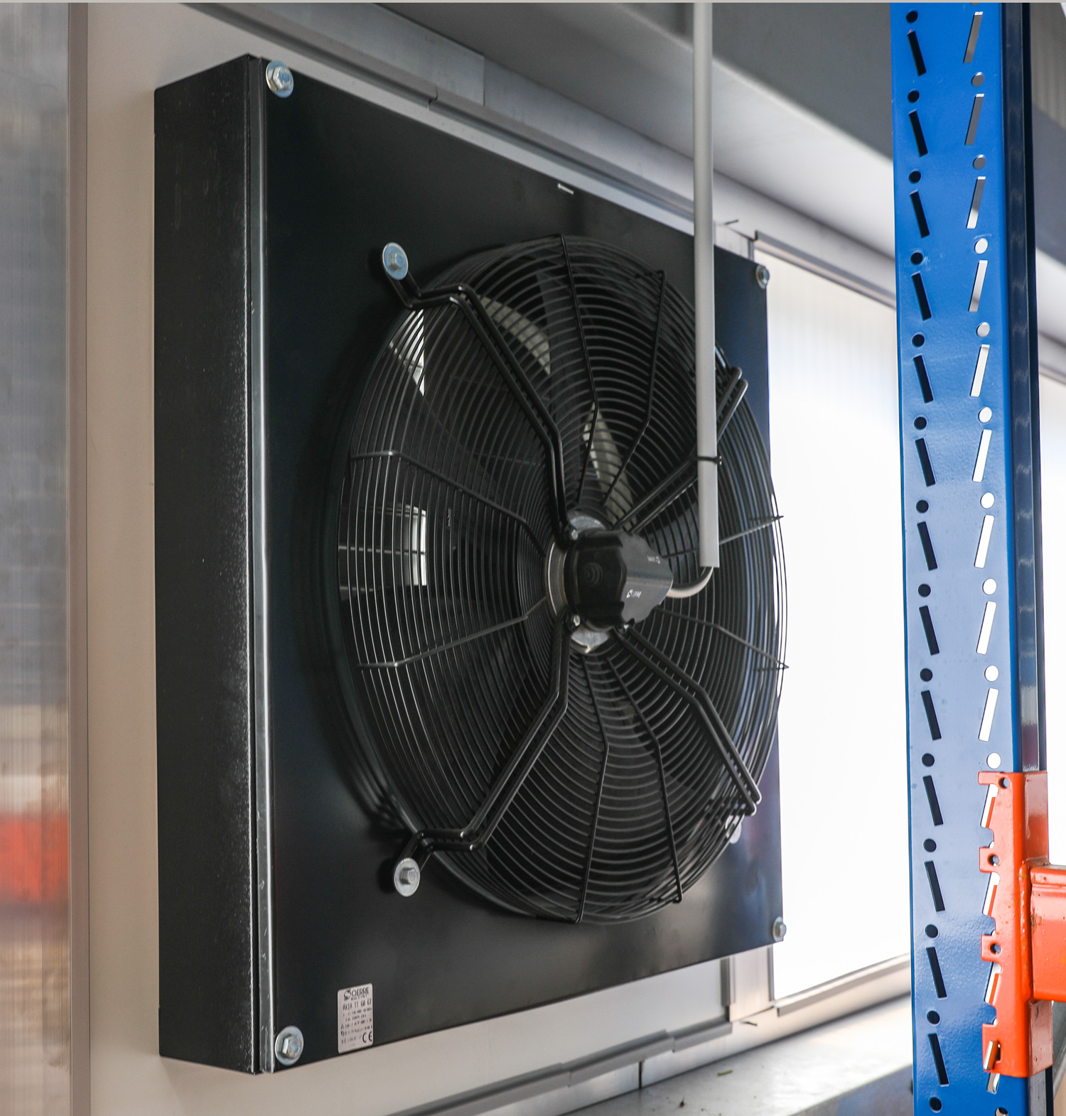 Aufbaurahmen EQ-SP, hier mit einem EQ in ein Lichtband eingebaut